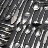 95 Teile Besteck "Chippendale", Wilkens, Silber 800, 3434g (o. Messer), bestehend aus: 10 Tafelmesser, 12 -gabeln, 5 -löffel, 12 Menümesser, 12 -gabeln, 6 -löffel, 9 Eislöffel, 11 Kuchengabeln, 15 Kaffeelöffel … - photo 3