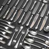 95 Teile Besteck "Chippendale", Wilkens, Silber 800, 3434g (o. Messer), bestehend aus: 10 Tafelmesser, 12 -gabeln, 5 -löffel, 12 Menümesser, 12 -gabeln, 6 -löffel, 9 Eislöffel, 11 Kuchengabeln, 15 Kaffeelöffel … - photo 4