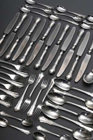 95 Teile Besteck "Chippendale", Wilkens, Silber 800, 3434g (o. Messer), bestehend aus: 10 Tafelmesser, 12 -gabeln, 5 -löffel, 12 Menümesser, 12 -gabeln, 6 -löffel, 9 Eislöffel, 11 Kuchengabeln, 15 Kaffeelöffel … - photo 4