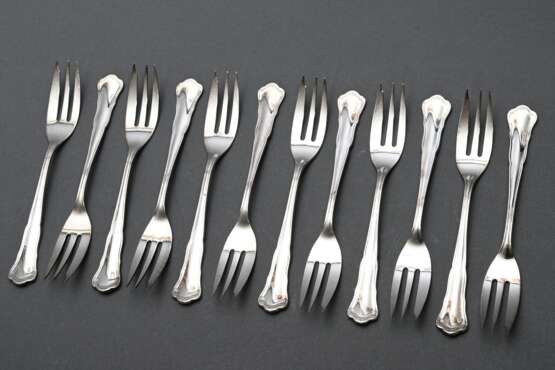 17 Teile Wilkens Besteck "Chippendale", Silber 800, 621g: 12 Kuchengabeln in Etui und 5 diverse Vorlegeteile (2 Fleischspieße, 1 Suppenkelle, 1 Buttermesser, Zuckerlöffel) - photo 2