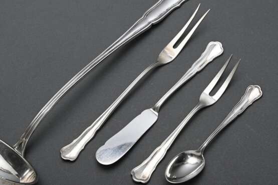 17 Teile Wilkens Besteck "Chippendale", Silber 800, 621g: 12 Kuchengabeln in Etui und 5 diverse Vorlegeteile (2 Fleischspieße, 1 Suppenkelle, 1 Buttermesser, Zuckerlöffel) - photo 4