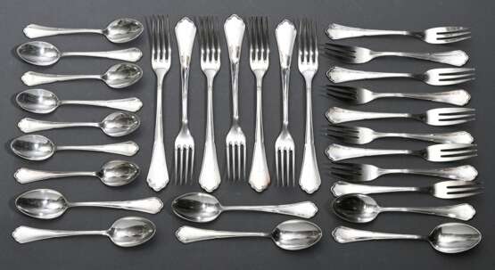 29 Teile Besteck "Chippendale", MZ: Bremer Silberwarenfabrik, Silber 800, 781g: je 6 Teelöffel, Dessertlöffel, Dessertgabeln und 9 Kuchengabeln - photo 2