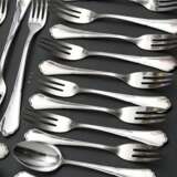 29 Teile Besteck "Chippendale", MZ: Bremer Silberwarenfabrik, Silber 800, 781g: je 6 Teelöffel, Dessertlöffel, Dessertgabeln und 9 Kuchengabeln - photo 3