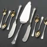 9 Teile Besteck mit diversen "Chippendale" Mustern, Silber 800, 218g, bestehend aus: 6 Mokkalöffel mit vergoldeter Laffe, Kuchenheber und 2 diversen Butter- und Käsemessern - photo 1