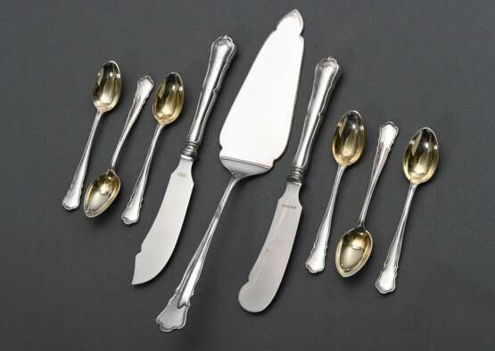 9 Teile Besteck mit diversen "Chippendale" Mustern, Silber 800, 218g, bestehend aus: 6 Mokkalöffel mit vergoldeter Laffe, Kuchenheber und 2 diversen Butter- und Käsemessern - photo 1