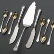 9 Teile Besteck mit diversen &quot;Chippendale&quot; Mustern, Silber 800, 218g, bestehend aus: 6 Mokkalöffel mit vergoldeter Laffe, Kuchenheber und 2 diversen Butter- und Käsemessern - Auktionspreise