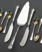 Cutlery. 9 Teile Besteck mit diversen &quot;Chippendale&quot; Mustern, Silber 800, 218g, bestehend aus: 6 Mokkalöffel mit vergoldeter Laffe, Kuchenheber und 2 diversen Butter- und Käsemessern