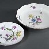 2 Diverse Teile Meissen mit polychromer Blumenmalerei und Korbrand, um 1740/1750: großer Teller (Ø 34,5cm) und Schale (Ø 24,5cm) - photo 2