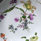 2 Diverse Teile Meissen mit polychromer Blumenmalerei und Korbrand, um 1740/1750: großer Teller (Ø 34,5cm) und Schale (Ø 24,5cm) - photo 3