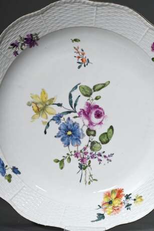 2 Diverse Teile Meissen mit polychromer Blumenmalerei und Korbrand, um 1740/1750: großer Teller (Ø 34,5cm) und Schale (Ø 24,5cm) - photo 4
