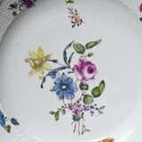 2 Diverse Teile Meissen mit polychromer Blumenmalerei und Korbrand, um 1740/1750: großer Teller (Ø 34,5cm) und Schale (Ø 24,5cm) - photo 4