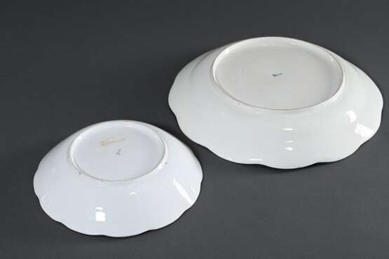 2 Diverse Teile Meissen mit polychromer Blumenmalerei und Korbrand, um 1740/1750: großer Teller (Ø 34,5cm) und Schale (Ø 24,5cm) - photo 5