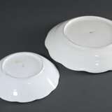 2 Diverse Teile Meissen mit polychromer Blumenmalerei und Korbrand, um 1740/1750: großer Teller (Ø 34,5cm) und Schale (Ø 24,5cm) - photo 5