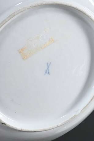2 Diverse Teile Meissen mit polychromer Blumenmalerei und Korbrand, um 1740/1750: großer Teller (Ø 34,5cm) und Schale (Ø 24,5cm) - photo 6