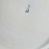 2 Diverse Teile Meissen mit polychromer Blumenmalerei und Korbrand, um 1740/1750: großer Teller (Ø 34,5cm) und Schale (Ø 24,5cm) - photo 7