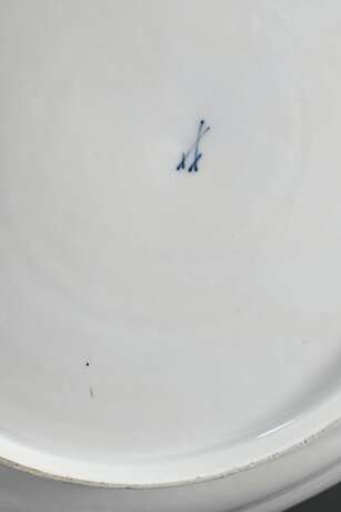 2 Diverse Teile Meissen mit polychromer Blumenmalerei und Korbrand, um 1740/1750: großer Teller (Ø 34,5cm) und Schale (Ø 24,5cm) - photo 7