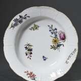 Tiefer Meissen Teller mit Holzschnitt Blumen und Korbrand, Mitte 18.Jh., Ø 22cm - photo 1