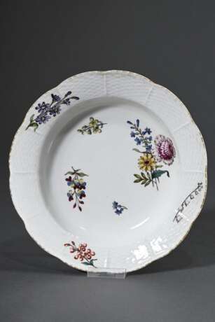 Tiefer Meissen Teller mit Holzschnitt Blumen und Korbrand, Mitte 18.Jh., Ø 22cm - photo 1