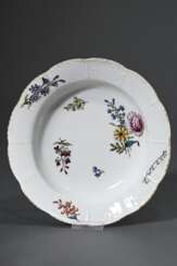 Tiefer Meissen Teller mit Holzschnitt Blumen und Korbrand, Mitte 18.Jh., Ø 22cm