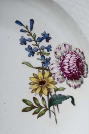 Tiefer Meissen Teller mit Holzschnitt Blumen und Korbrand, Mitte 18.Jh., Ø 22cm - photo 3