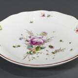 Frankenthal Teller mit feiner polychromer Blumenmalerei und Korbrand, Carl Theodor Marke, 2. Hälfte 18.Jh., Ø 22cm, kleiner Brandfehler im Spiegel - Foto 2