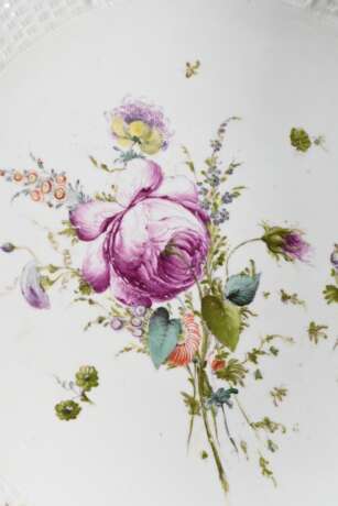 Frankenthal Teller mit feiner polychromer Blumenmalerei und Korbrand, Carl Theodor Marke, 2. Hälfte 18.Jh., Ø 22cm, kleiner Brandfehler im Spiegel - Foto 4