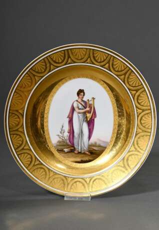 Empire KPM Teller mit opulentem Golddekor aus matt radierten Muscheln und Borten, im Spiegel Tondo mit lupenfeiner Malerei "Apoll Musaget mit Leier", verso Zeptermarke um 1815-1820, Pinselmarke "Kreis&quot… - photo 1