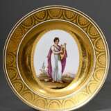 Empire KPM Teller mit opulentem Golddekor aus matt radierten Muscheln und Borten, im Spiegel Tondo mit lupenfeiner Malerei "Apoll Musaget mit Leier", verso Zeptermarke um 1815-1820, Pinselmarke "Kreis&quot… - photo 1