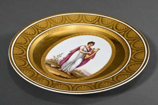 Empire KPM Teller mit opulentem Golddekor aus matt radierten Muscheln und Borten, im Spiegel Tondo mit lupenfeiner Malerei "Apoll Musaget mit Leier", verso Zeptermarke um 1815-1820, Pinselmarke "Kreis&quot… - photo 2