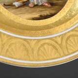 Empire KPM Teller mit opulentem Golddekor aus matt radierten Muscheln und Borten, im Spiegel Tondo mit lupenfeiner Malerei "Apoll Musaget mit Leier", verso Zeptermarke um 1815-1820, Pinselmarke "Kreis&quot… - photo 4