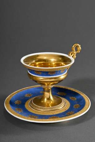 Französische Empire Tasse/UT mit Goldmalerei auf mattblauem Fond, Nast Paris, um 1810, H. 12cm, UT berieben - фото 2