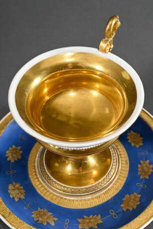 Französische Empire Tasse/UT mit Goldmalerei auf mattblauem Fond, Nast Paris, um 1810, H. 12cm, UT berieben - фото 3