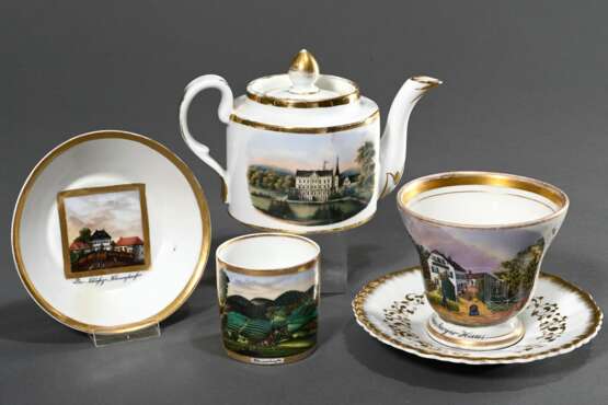 3 Diverse Teile Biedermeier Ansichtsporzellan: Kanne „Schloss“ (H.11cm, Haarriss), Erinnerungstasse/UT "1842, Schwarzhausen“ (H. 6cm) und KPM Tasse/UT "Petersburger Haus" (H. 8,7cm, Mariage) berieben, UT … - photo 1