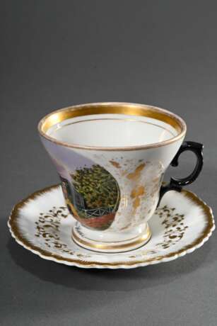 3 Diverse Teile Biedermeier Ansichtsporzellan: Kanne „Schloss“ (H.11cm, Haarriss), Erinnerungstasse/UT "1842, Schwarzhausen“ (H. 6cm) und KPM Tasse/UT "Petersburger Haus" (H. 8,7cm, Mariage) berieben, UT … - photo 2