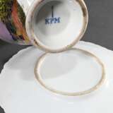 3 Diverse Teile Biedermeier Ansichtsporzellan: Kanne „Schloss“ (H.11cm, Haarriss), Erinnerungstasse/UT "1842, Schwarzhausen“ (H. 6cm) und KPM Tasse/UT "Petersburger Haus" (H. 8,7cm, Mariage) berieben, UT … - photo 3