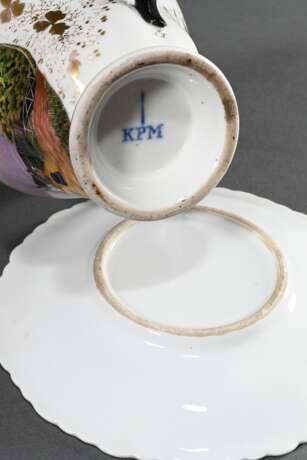 3 Diverse Teile Biedermeier Ansichtsporzellan: Kanne „Schloss“ (H.11cm, Haarriss), Erinnerungstasse/UT "1842, Schwarzhausen“ (H. 6cm) und KPM Tasse/UT "Petersburger Haus" (H. 8,7cm, Mariage) berieben, UT … - photo 3