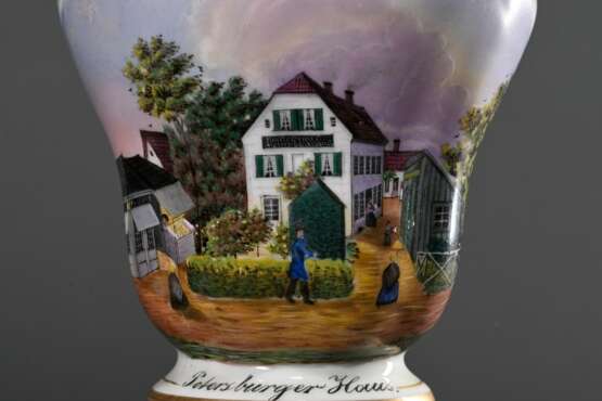 3 Diverse Teile Biedermeier Ansichtsporzellan: Kanne „Schloss“ (H.11cm, Haarriss), Erinnerungstasse/UT "1842, Schwarzhausen“ (H. 6cm) und KPM Tasse/UT "Petersburger Haus" (H. 8,7cm, Mariage) berieben, UT … - photo 4