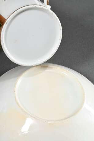 3 Diverse Teile Biedermeier Ansichtsporzellan: Kanne „Schloss“ (H.11cm, Haarriss), Erinnerungstasse/UT "1842, Schwarzhausen“ (H. 6cm) und KPM Tasse/UT "Petersburger Haus" (H. 8,7cm, Mariage) berieben, UT … - photo 9