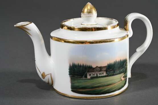 3 Diverse Teile Biedermeier Ansichtsporzellan: Kanne „Schloss“ (H.11cm, Haarriss), Erinnerungstasse/UT "1842, Schwarzhausen“ (H. 6cm) und KPM Tasse/UT "Petersburger Haus" (H. 8,7cm, Mariage) berieben, UT … - photo 12