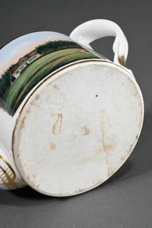 3 Diverse Teile Biedermeier Ansichtsporzellan: Kanne „Schloss“ (H.11cm, Haarriss), Erinnerungstasse/UT "1842, Schwarzhausen“ (H. 6cm) und KPM Tasse/UT "Petersburger Haus" (H. 8,7cm, Mariage) berieben, UT … - photo 15