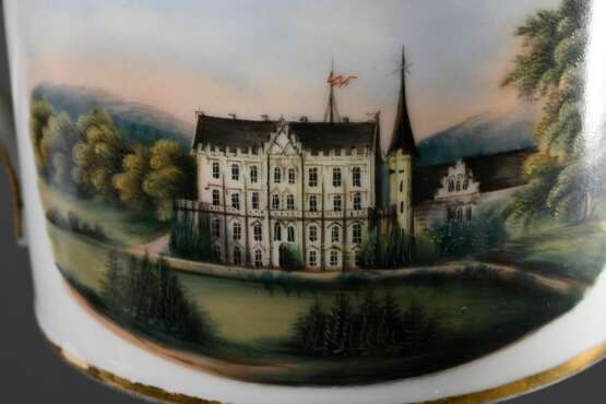 3 Diverse Teile Biedermeier Ansichtsporzellan: Kanne „Schloss“ (H.11cm, Haarriss), Erinnerungstasse/UT "1842, Schwarzhausen“ (H. 6cm) und KPM Tasse/UT "Petersburger Haus" (H. 8,7cm, Mariage) berieben, UT … - photo 17