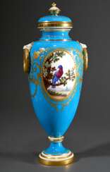Minton Deckelvase im Sèvres Stil, türkis craquelierter Fond mit floraler Reliefgoldmalerei Kartusche &quot;Vögel&quot; und seitlichen plastischen Löwenkopfhandhaben, im Boden Manufakturmarke, H. 43cm, Deckel und Hals res…