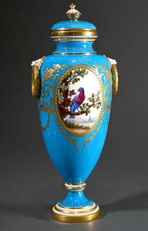 Minton Deckelvase im Sèvres Stil, türkis craquelierter Fond mit floraler Reliefgoldmalerei Kartusche "Vögel" und seitlichen plastischen Löwenkopfhandhaben, im Boden Manufakturmarke, H. 43cm, Deckel und Hals res… - photo 1