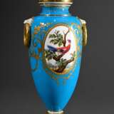 Minton Deckelvase im Sèvres Stil, türkis craquelierter Fond mit floraler Reliefgoldmalerei Kartusche "Vögel" und seitlichen plastischen Löwenkopfhandhaben, im Boden Manufakturmarke, H. 43cm, Deckel und Hals res… - photo 3