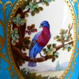 Minton Deckelvase im Sèvres Stil, türkis craquelierter Fond mit floraler Reliefgoldmalerei Kartusche "Vögel" und seitlichen plastischen Löwenkopfhandhaben, im Boden Manufakturmarke, H. 43cm, Deckel und Hals res… - photo 4