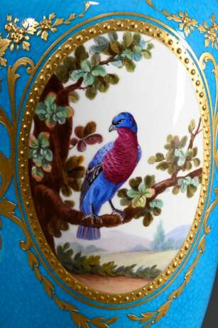 Minton Deckelvase im Sèvres Stil, türkis craquelierter Fond mit floraler Reliefgoldmalerei Kartusche "Vögel" und seitlichen plastischen Löwenkopfhandhaben, im Boden Manufakturmarke, H. 43cm, Deckel und Hals res… - photo 4