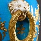 Minton Deckelvase im Sèvres Stil, türkis craquelierter Fond mit floraler Reliefgoldmalerei Kartusche "Vögel" und seitlichen plastischen Löwenkopfhandhaben, im Boden Manufakturmarke, H. 43cm, Deckel und Hals res… - photo 5