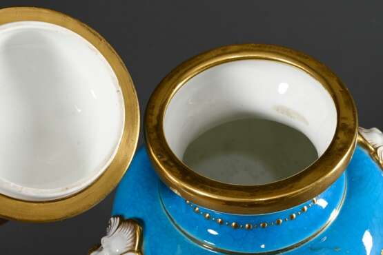 Minton Deckelvase im Sèvres Stil, türkis craquelierter Fond mit floraler Reliefgoldmalerei Kartusche "Vögel" und seitlichen plastischen Löwenkopfhandhaben, im Boden Manufakturmarke, H. 43cm, Deckel und Hals res… - photo 6