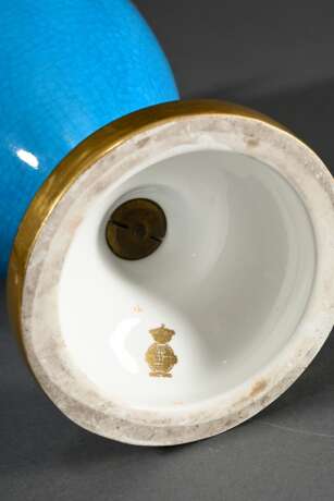 Minton Deckelvase im Sèvres Stil, türkis craquelierter Fond mit floraler Reliefgoldmalerei Kartusche "Vögel" und seitlichen plastischen Löwenkopfhandhaben, im Boden Manufakturmarke, H. 43cm, Deckel und Hals res… - photo 7