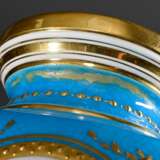 Minton Deckelvase im Sèvres Stil, türkis craquelierter Fond mit floraler Reliefgoldmalerei Kartusche "Vögel" und seitlichen plastischen Löwenkopfhandhaben, im Boden Manufakturmarke, H. 43cm, Deckel und Hals res… - photo 8